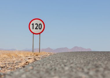 Namibya ıssız bir yolda hız sınırı işareti