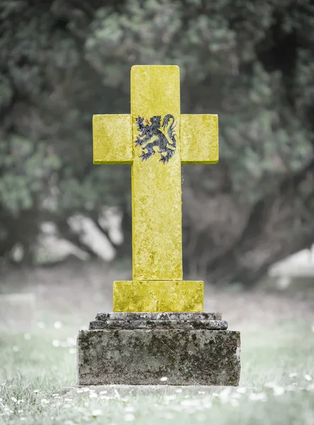 Lápida muy antigua en el cementerio —  Fotos de Stock