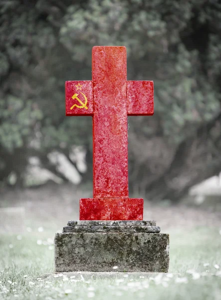 Pietra tombale molto antica nel cimitero — Foto Stock