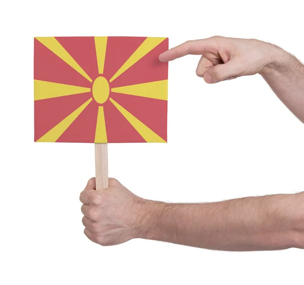 Hand hält kleine Karte - Flagge Mazedoniens — Stockfoto