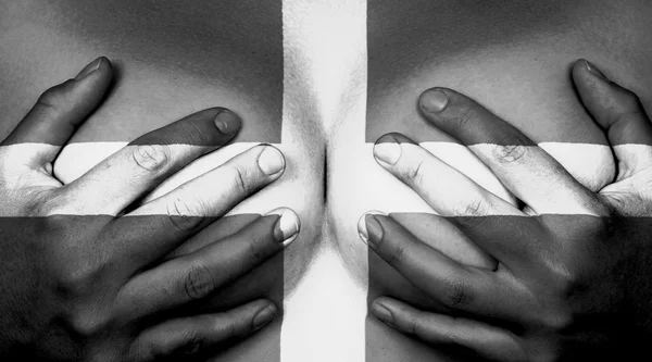 Mains couvrant les seins — Photo