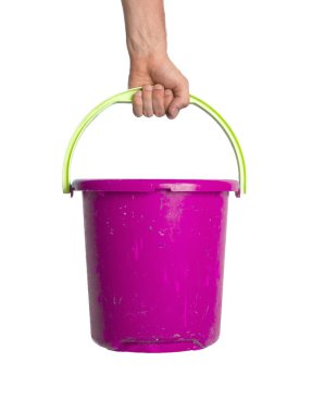 İnsan eli boş plastik kova tutarak