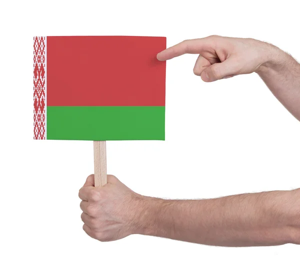 Mão segurando pequeno cartão - Bandeira da Bielorrússia — Fotografia de Stock