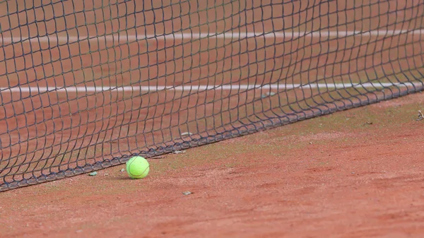Cancha de tenis de grava con pelota de tenis — Foto de Stock
