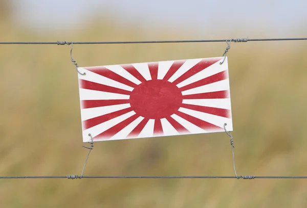 Borderhekje - oude plastic bord met een vlag — Stockfoto