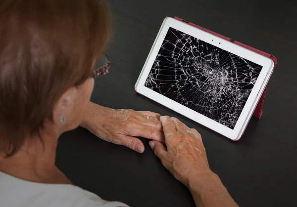 Idősebb hölgy tabletta, repedt képernyő — Stock Fotó