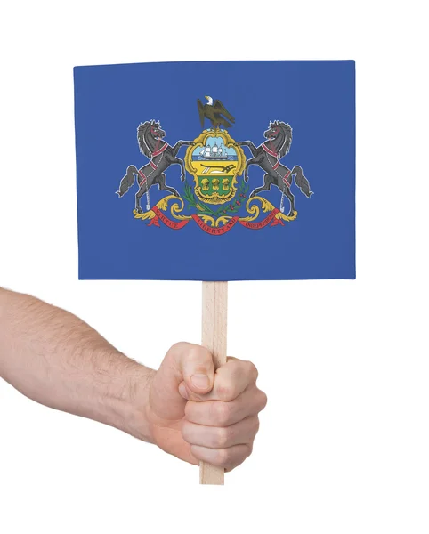 Mão segurando cartão pequeno - Bandeira da Pensilvânia — Fotografia de Stock