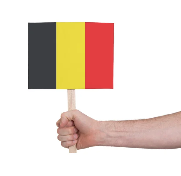 Mão segurando cartão pequeno - Bandeira da Bélgica — Fotografia de Stock