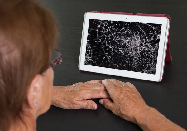 Senior dame met tablet, gebarsten scherm — Stockfoto
