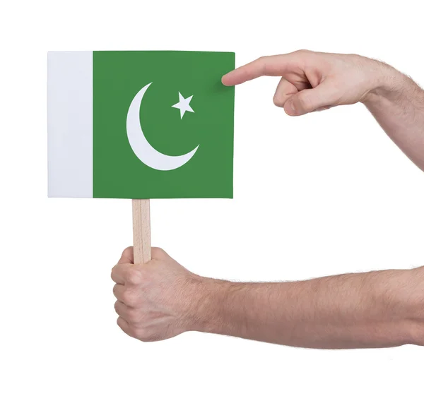 Mano sosteniendo una tarjeta pequeña - Bandera de Pakistán — Foto de Stock