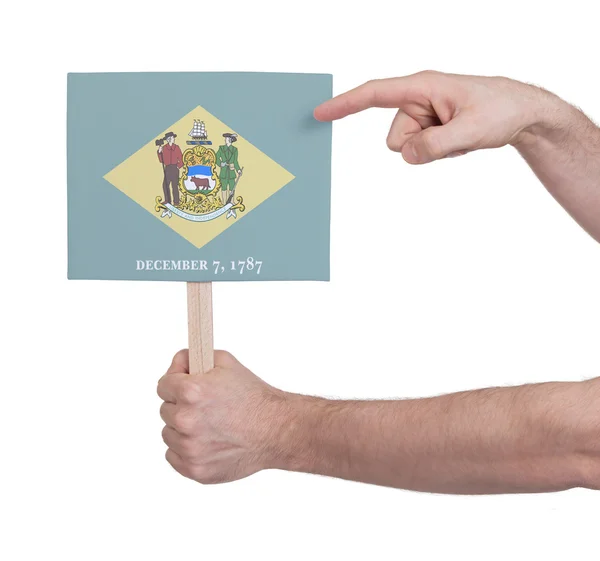 Mano sosteniendo una tarjeta pequeña - Bandera de Delaware — Foto de Stock