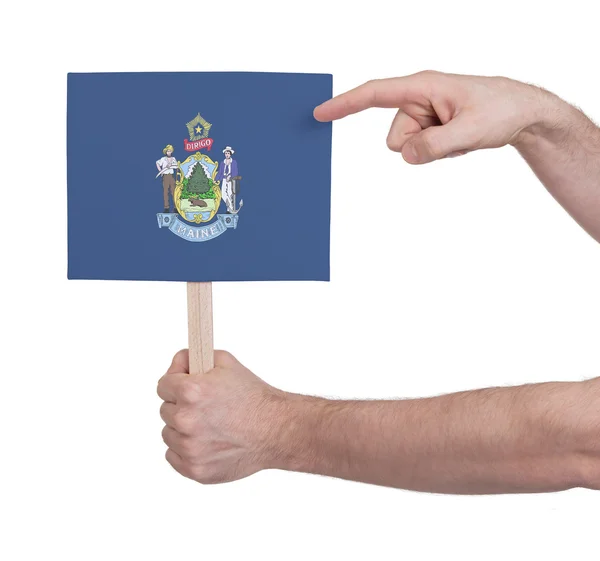 Mão segurando cartão pequeno - Bandeira do Maine — Fotografia de Stock