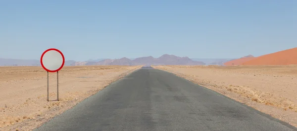 Señal de límite de velocidad en un camino desierto —  Fotos de Stock