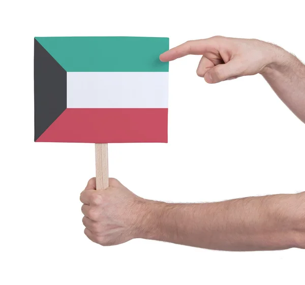 Mão segurando cartão pequeno - Bandeira do Kuwait — Fotografia de Stock