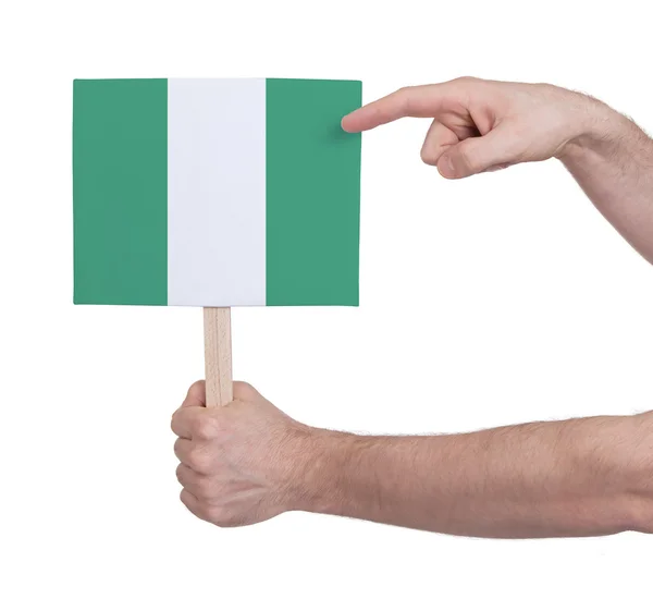 Mano che tiene piccola carta - Bandiera della Nigeria — Foto Stock