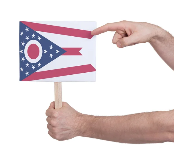 Mano sosteniendo una tarjeta pequeña - Bandera de Ohio —  Fotos de Stock