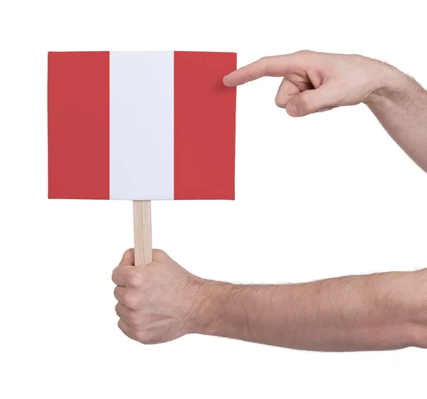 Mão segurando cartão pequeno - Bandeira do Peru — Fotografia de Stock