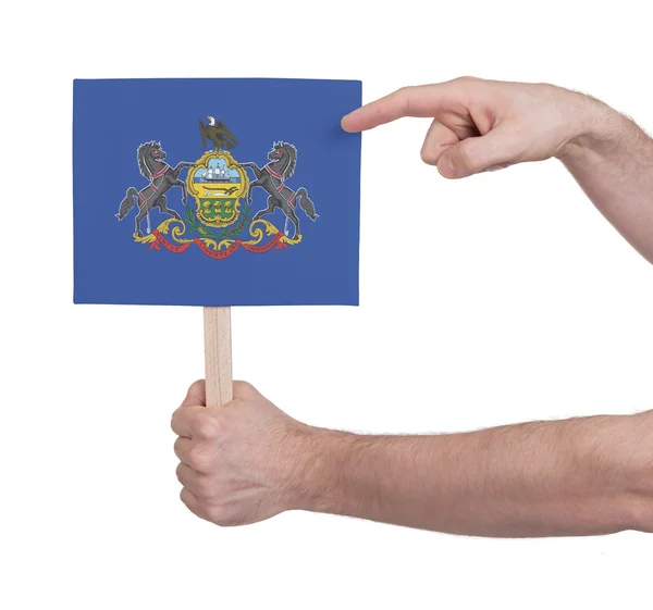 Mano sosteniendo una tarjeta pequeña - Bandera de Pennsylvania — Foto de Stock