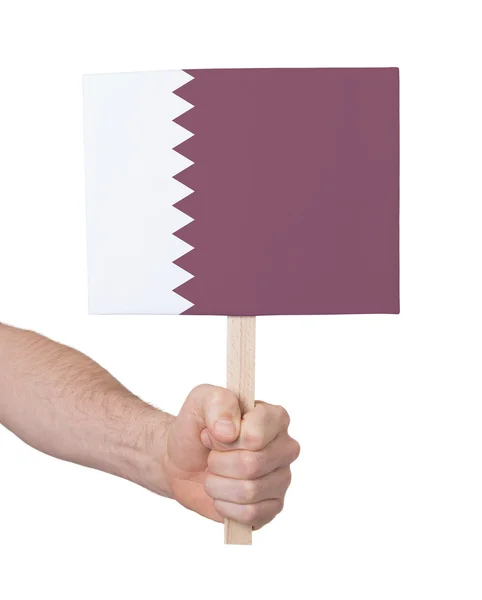 Mão segurando cartão pequeno - Bandeira do Qatar — Fotografia de Stock