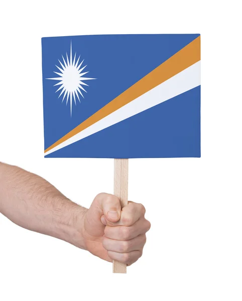 Hand hält kleine Karte - Flagge der Marshallinseln — Stockfoto