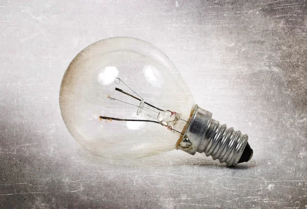 白い背景に分離された古い電球 — ストック写真