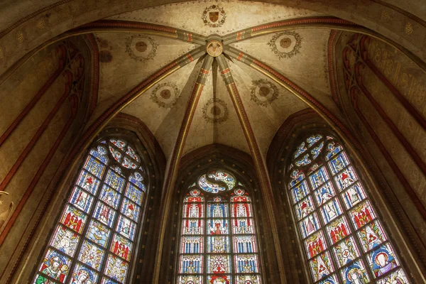 Dentro de uma igreja velha assustadora — Fotografia de Stock