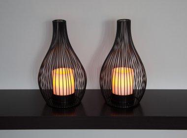 Gri zemin üzerine mumlar