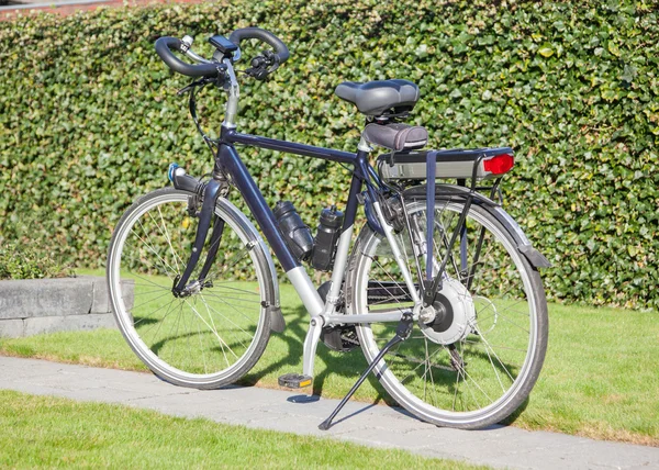 Электрический велосипед на солнце — стоковое фото