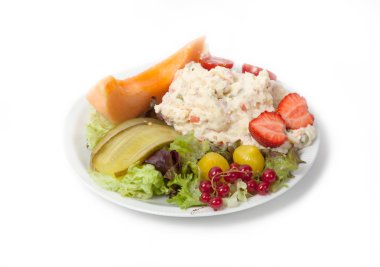 Atıştırma zamanı - Rus salatası görünümünü beyaz bir plaka üzerinde