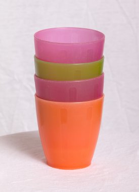 İzole boş plastik bardak