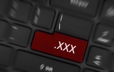 Bir bilgisayar klavyesinde porno düğmesine basarak