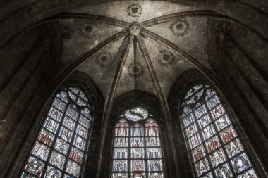 Tüyler ürpertici bir eski kilise içinde
