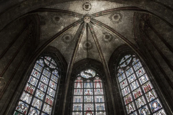 Im Inneren einer gruseligen alten Kirche — Stockfoto