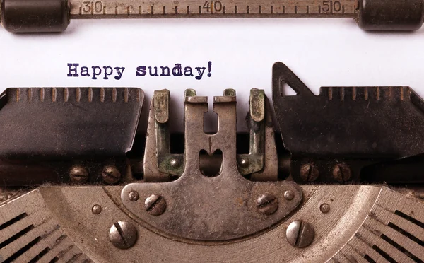 Винтажная пишущая машинка крупным планом - Happy Sunday — стоковое фото