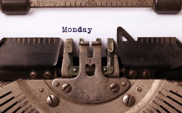 Pazartesi tipografi üzerinde eski bir daktilo — Stok fotoğraf