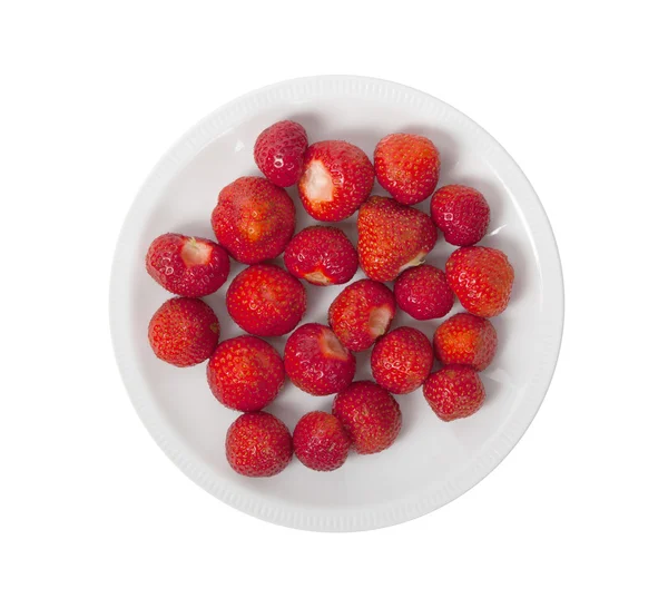 Tas de fraises préparées sur assiette, isolé — Photo