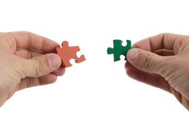 Büyük jigsaw puzzle parçaları bağlanmaya çalışan eller Close-Up