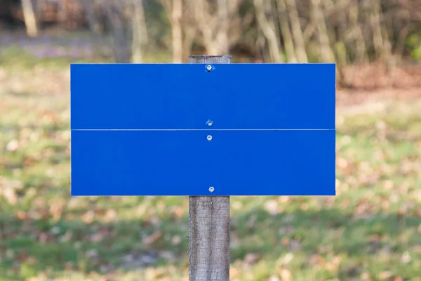 Señal de carretera azul en blanco —  Fotos de Stock