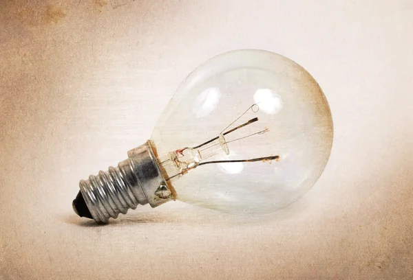 Gammal glödlampa isolerad på en vit bakgrund — Stockfoto