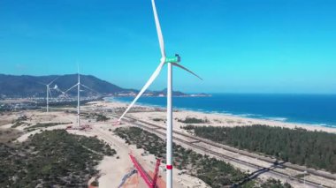 Qui Nhon, Vietnam 'da yeni inşa edilen rüzgar çiftliğinin insansız hava aracı görüntüsü