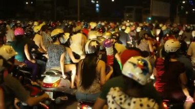 Vietnamca insanlar bisiklet sürme vardır