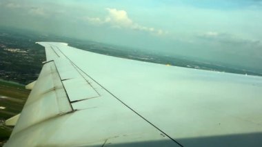 Kanat uçağı yere ele