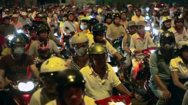В'єтнамські люди їдуть велосипеди — стокове відео