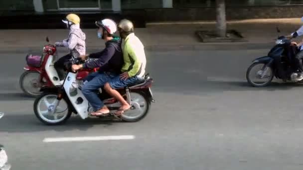 Människor på motorcyklar — Stockvideo