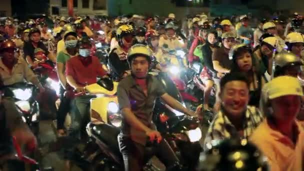 Los vietnamitas andan en bicicleta. — Vídeo de stock