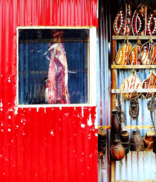 Kenya, Nairobi 'de renkli bir kasap, hediyelik eşya satıyor..