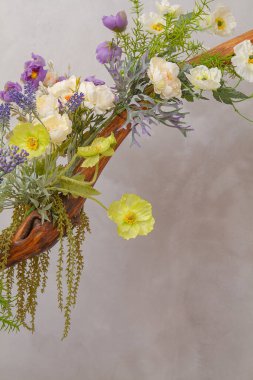 Bir buket dekoratif çiçek ve bir ağaç.