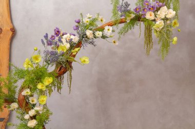 Bir daldaki güzel çiçek desenleri, bir buket dekoratif çiçek ve bir ağaç.