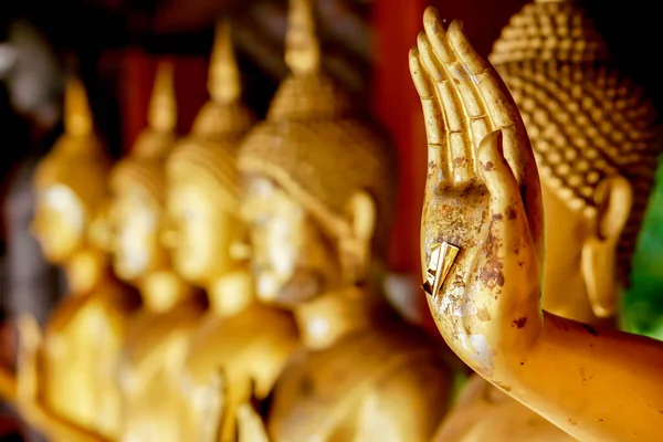 Primer Plano Mano Cosecha Estatua Buda Oro Con Una Hoja — Foto de Stock