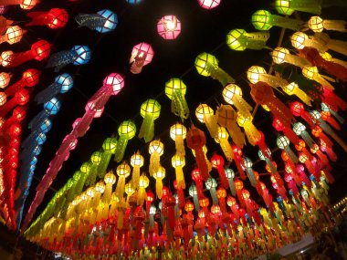Gece vakti Loy Kratong Festivali 'nde tapınağın önüne asmak için Tayland Lanna tarzı fenerlerin rengarenk bir görüntüsü..